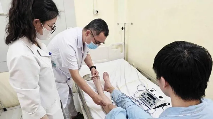 Nguy hiểm từ thói quen khoanh chân, nam thanh niên liệt vận động