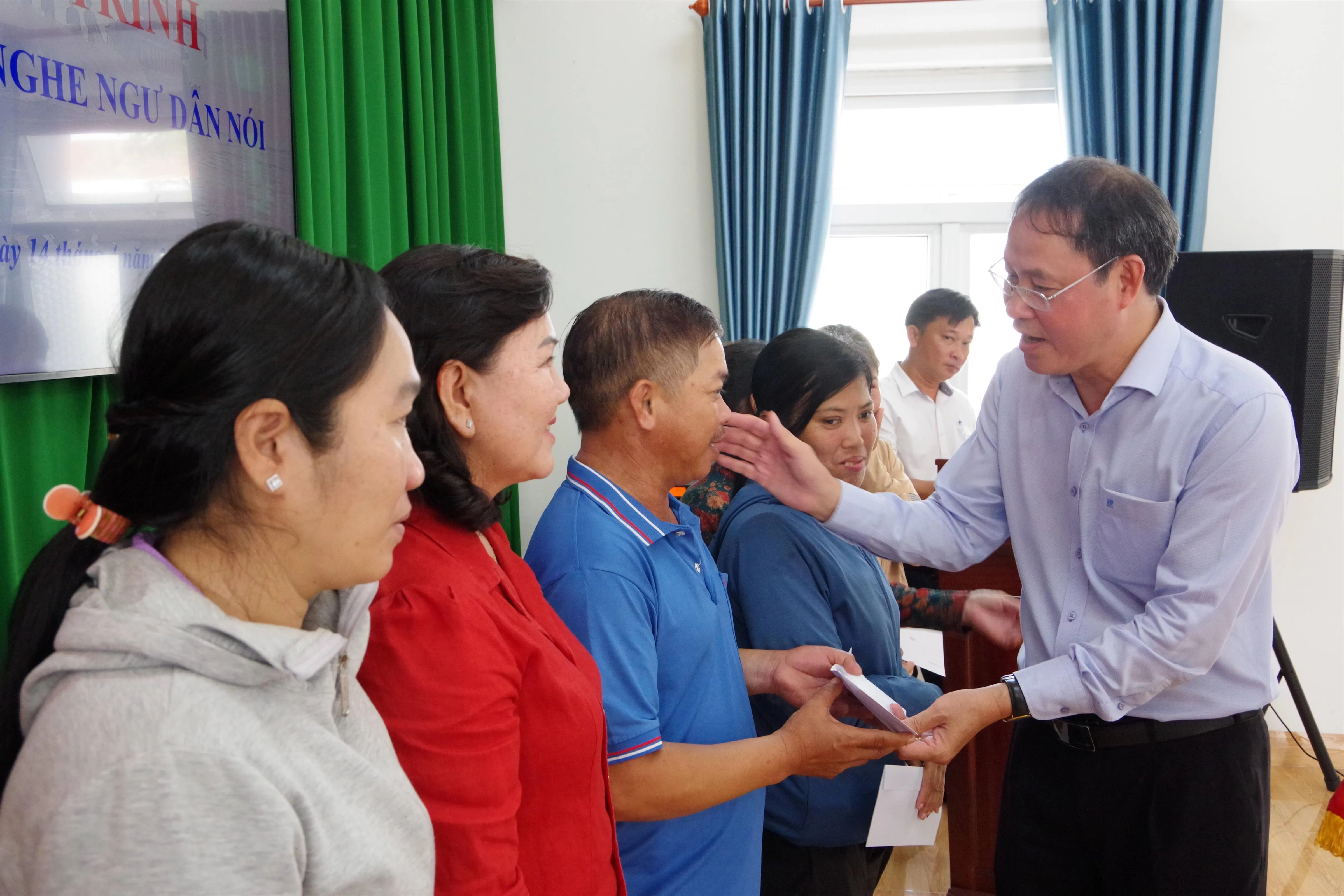 ảnh 6. Ông Nguyễn Thành Trung tặng quà ngư dân