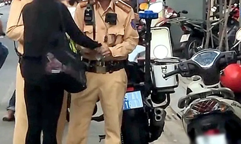 Giật biên bản CSGT, cô gái nói gì sau khi làm việc?