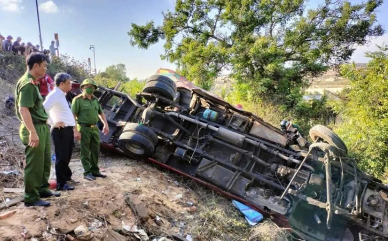 Hiện trường vụ tai nạn giao thông xe khách ở Lâm Đồng khiến 4 người tử vong ngày 6-4-2026