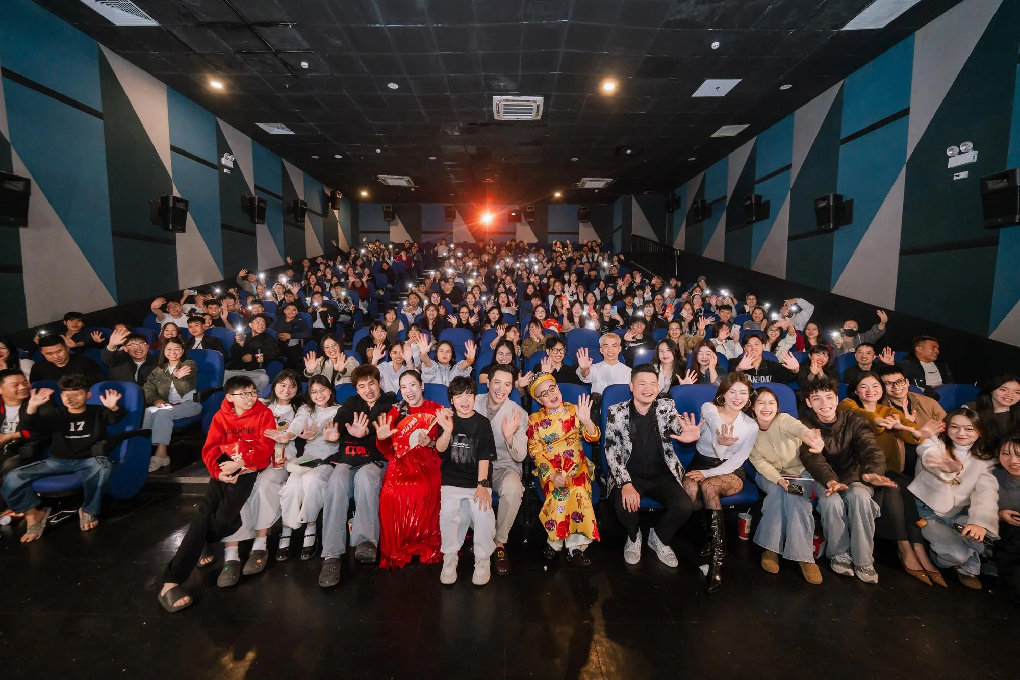 khán giả trong rạp beta