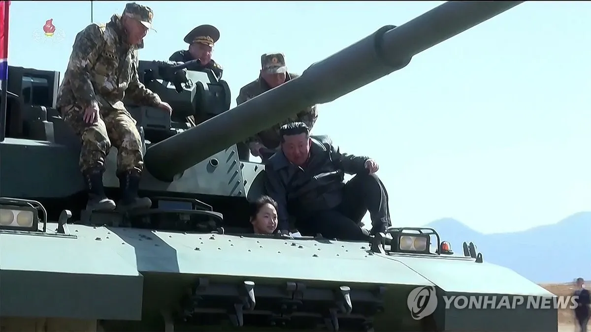 Nhà lãnh đạo Triều Tiên Kim Jong-un và con gái Ju-ae giám sát cuộc diễn tập. Ảnh Yonhap