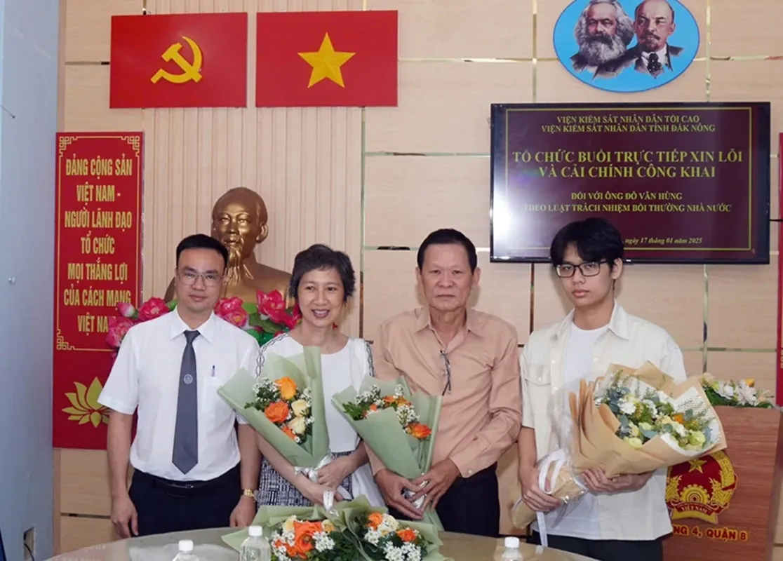 Ông Đỗ Văn Hùng cùng vợ con và luật sư tại buổi xin lỗi công khai của VKS