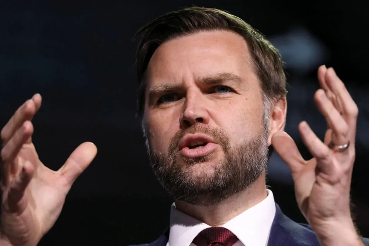 Phó tổng thống Mỹ JD Vance phát biểu tại sự kiện của Turning Point USA ngày 14-4 - Ảnh REUTERS