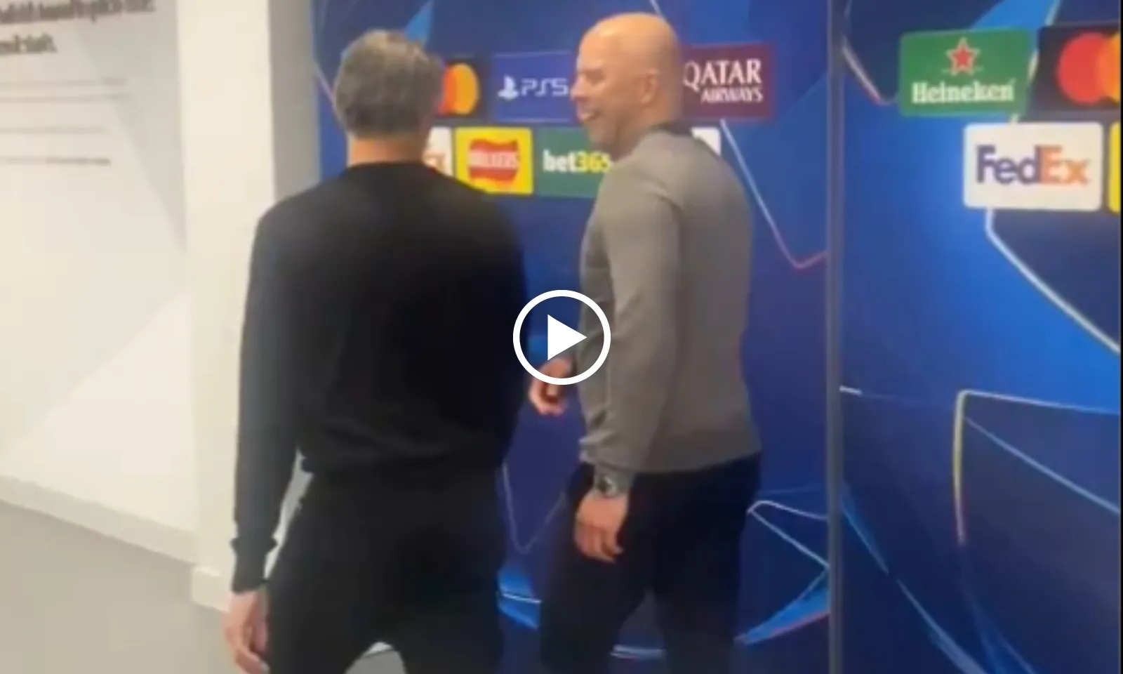 VIDEO: Slot hành xử khó tin sau trận thua PSG, fan Liverpool đòi CLB sa thải