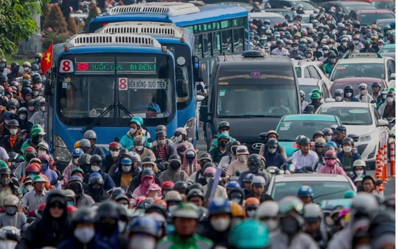 Xe buýt chen giữa dòng ôtô cá nhân, xe máy khu vực cầu Bình Triệu - Ảnh VNEX