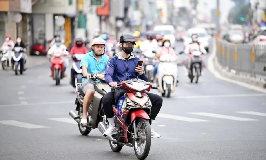 Mức phạt khi vừa lái xe vừa dùng điện thoại