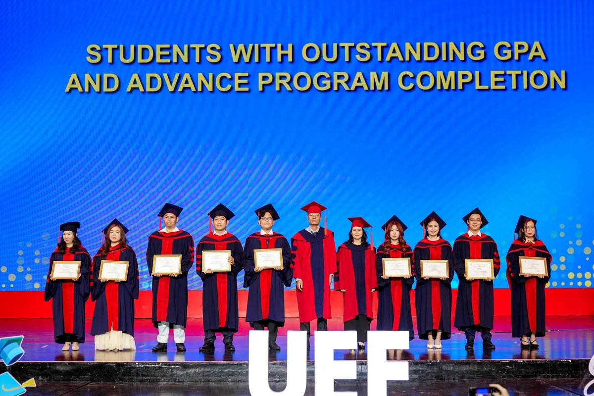 Khen thưởng các tân thạc sĩ xuất sắc