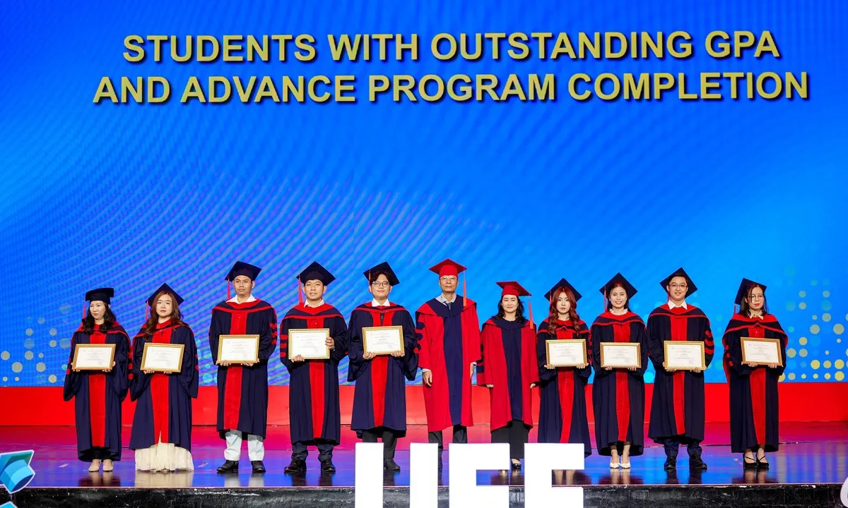 Vợ chồng cùng tốt nghiệp thạc sĩ loại xuất sắc, câu chuyện gây “sốt” lễ tốt nghiệp