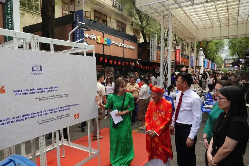 cac-dai-bieu-tham-quan-hoat-dong-ngay-sach-va-van-hoa-doc-viet-nam-tai-tphcm-nam-2026_20260418114750