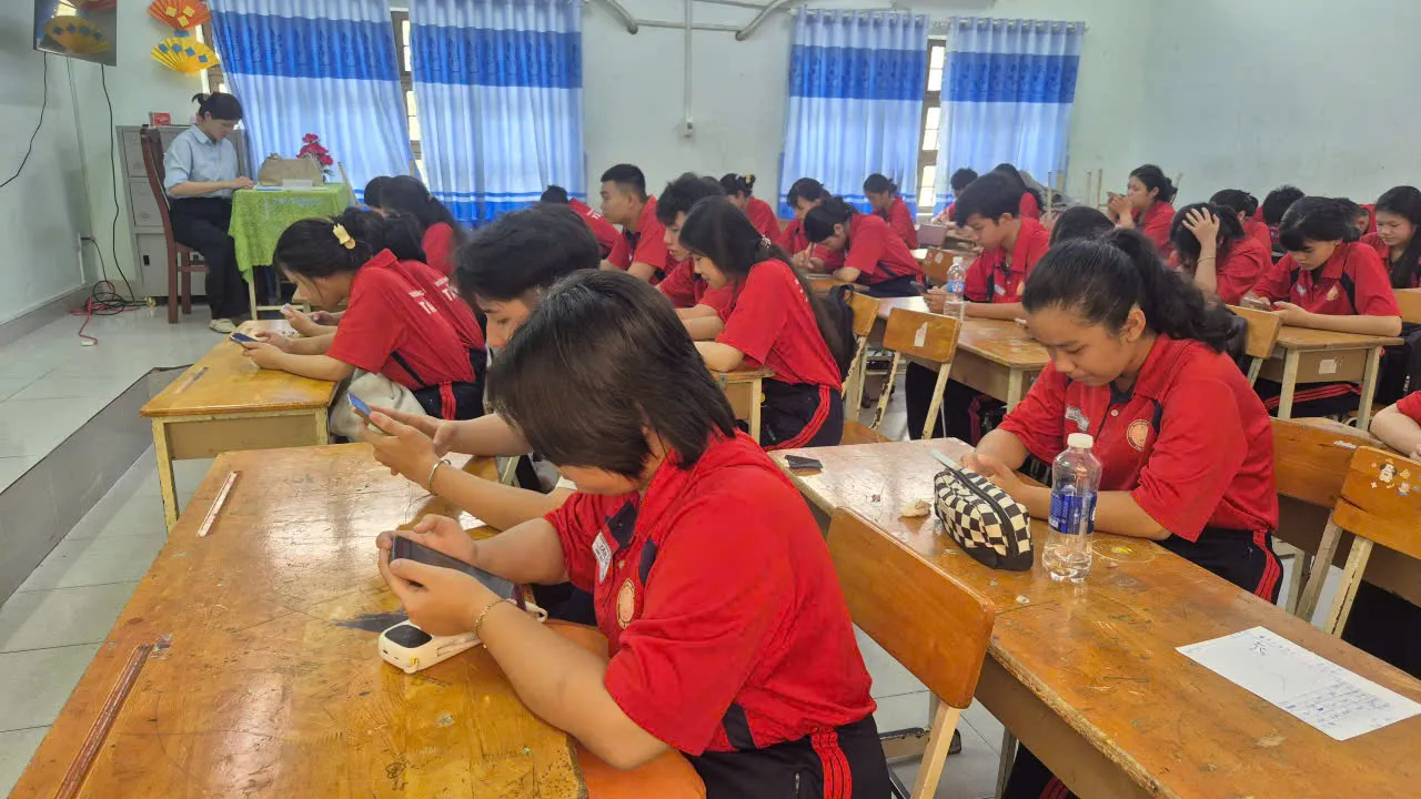 Các em học sinh tham gia thi lý thuyết