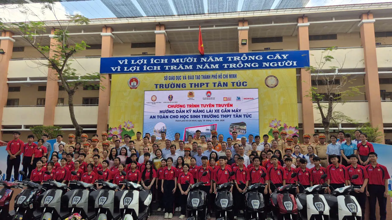 Chương trình hướng dẫn kỹ năng lái xe gắn máy an toàn cho học sinh THPT được khởi động tại Trường THPT Tân Túc