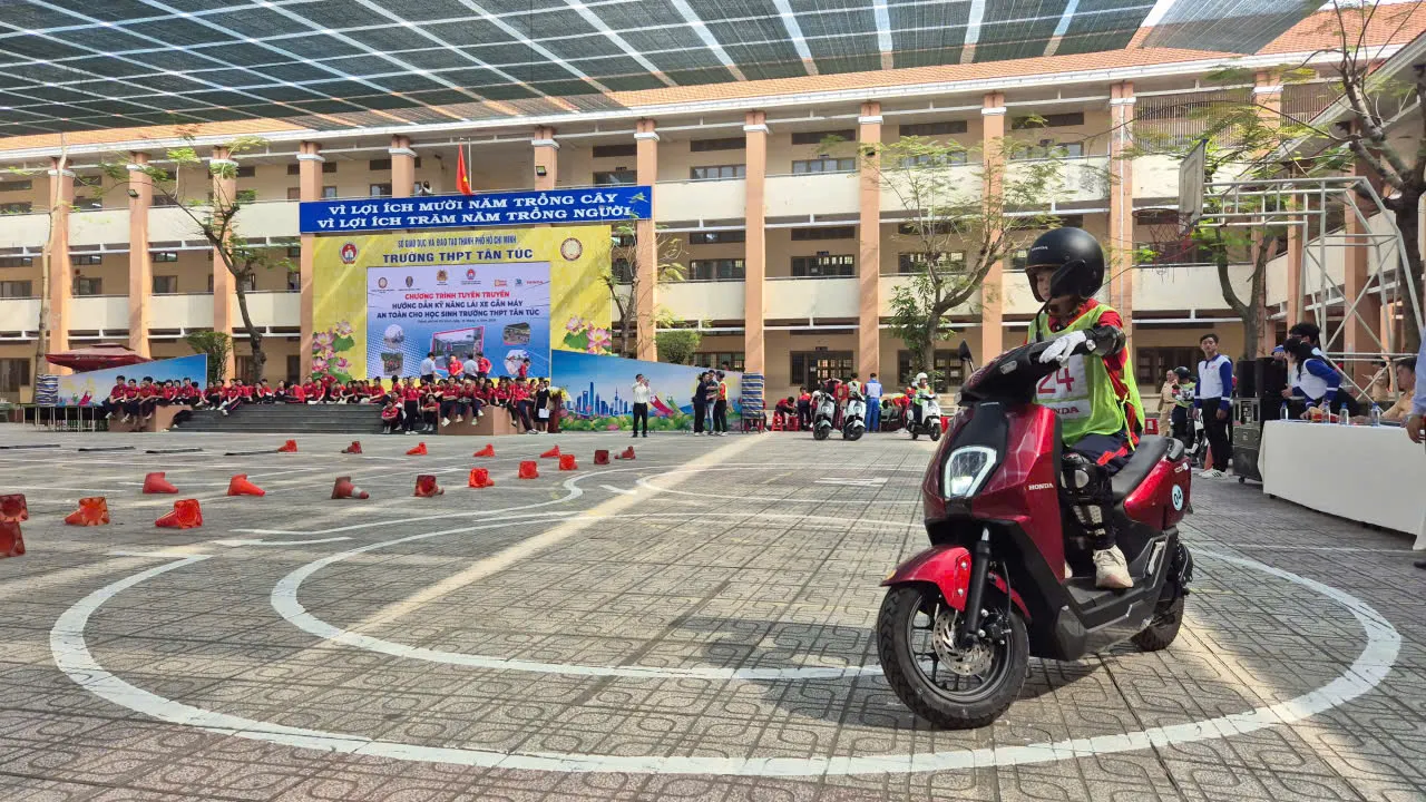 Học sinh thi thực hành