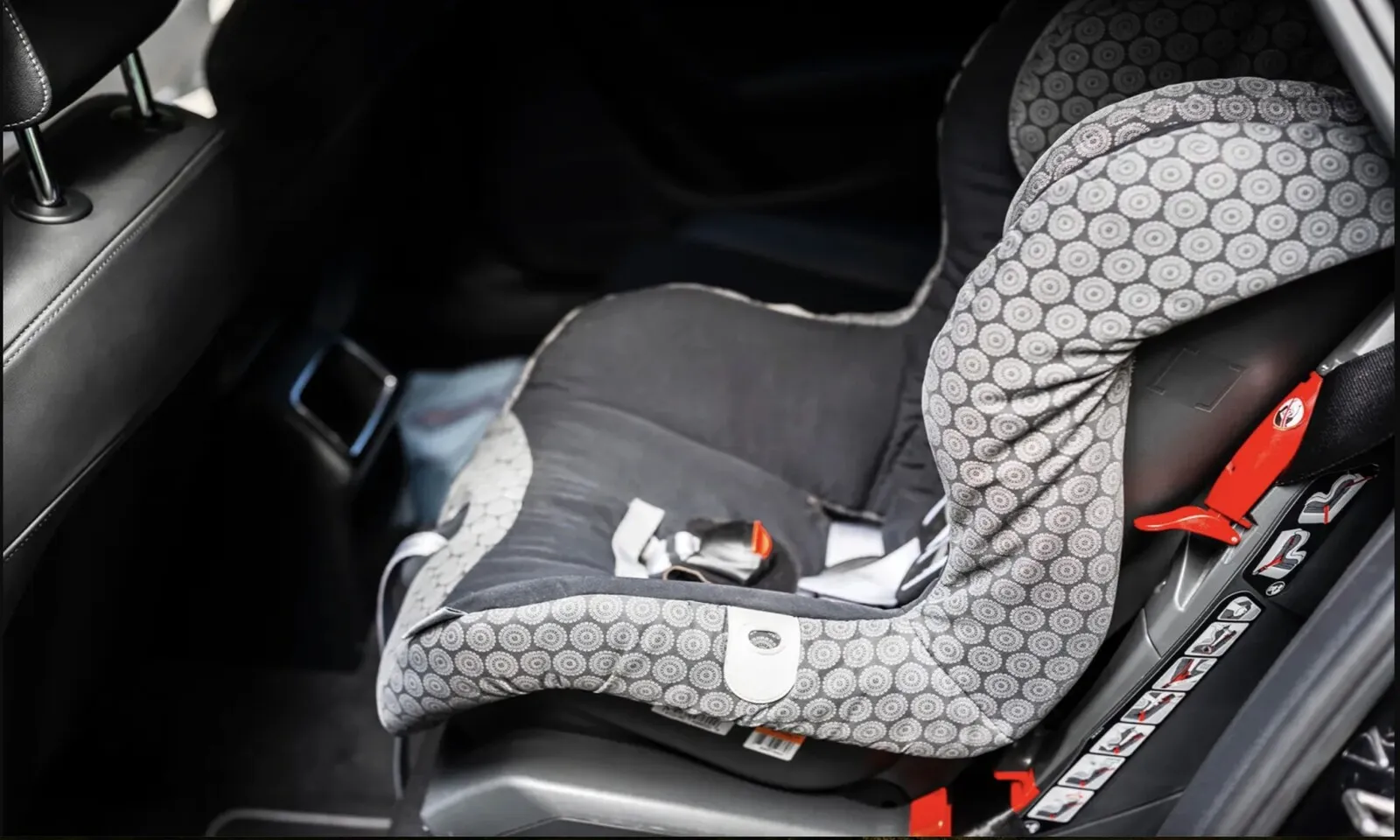 Bé gái 21 tháng tuổi tử vong thương tâm vì bị bỏ quên trong ô tô giữa nắng nóng ở Mỹ