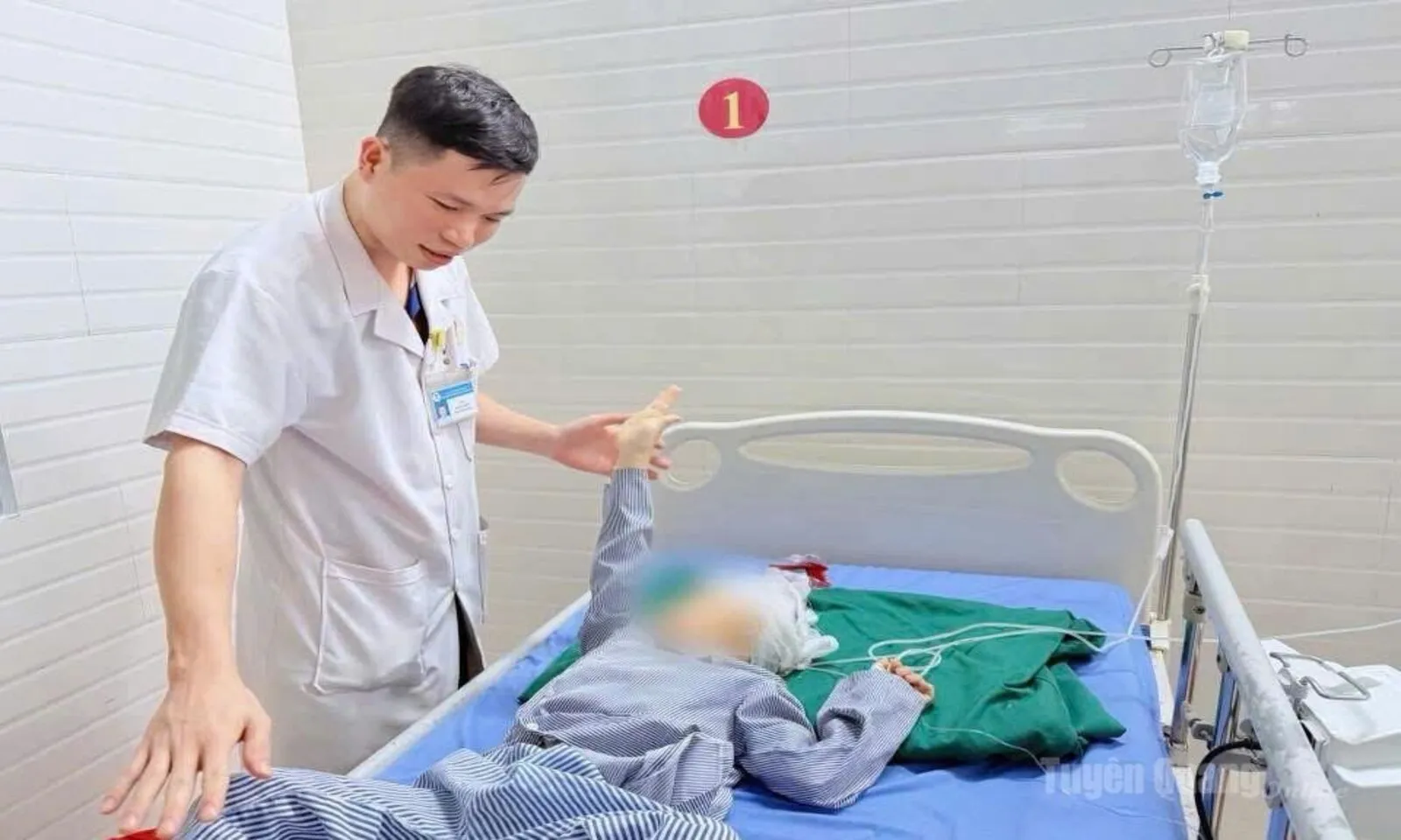 Cứu sống bé 51 tháng tuổi chấn thương sọ não nặng do ngã nhà sàn – Hình 1