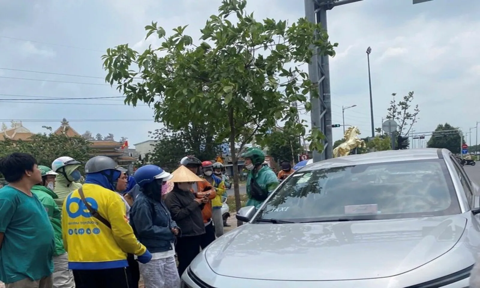 Phát hiện nam tài xế tử vong trong ô tô trên đường Phạm Văn Đồng, nghi đột quỵ - Hình 1