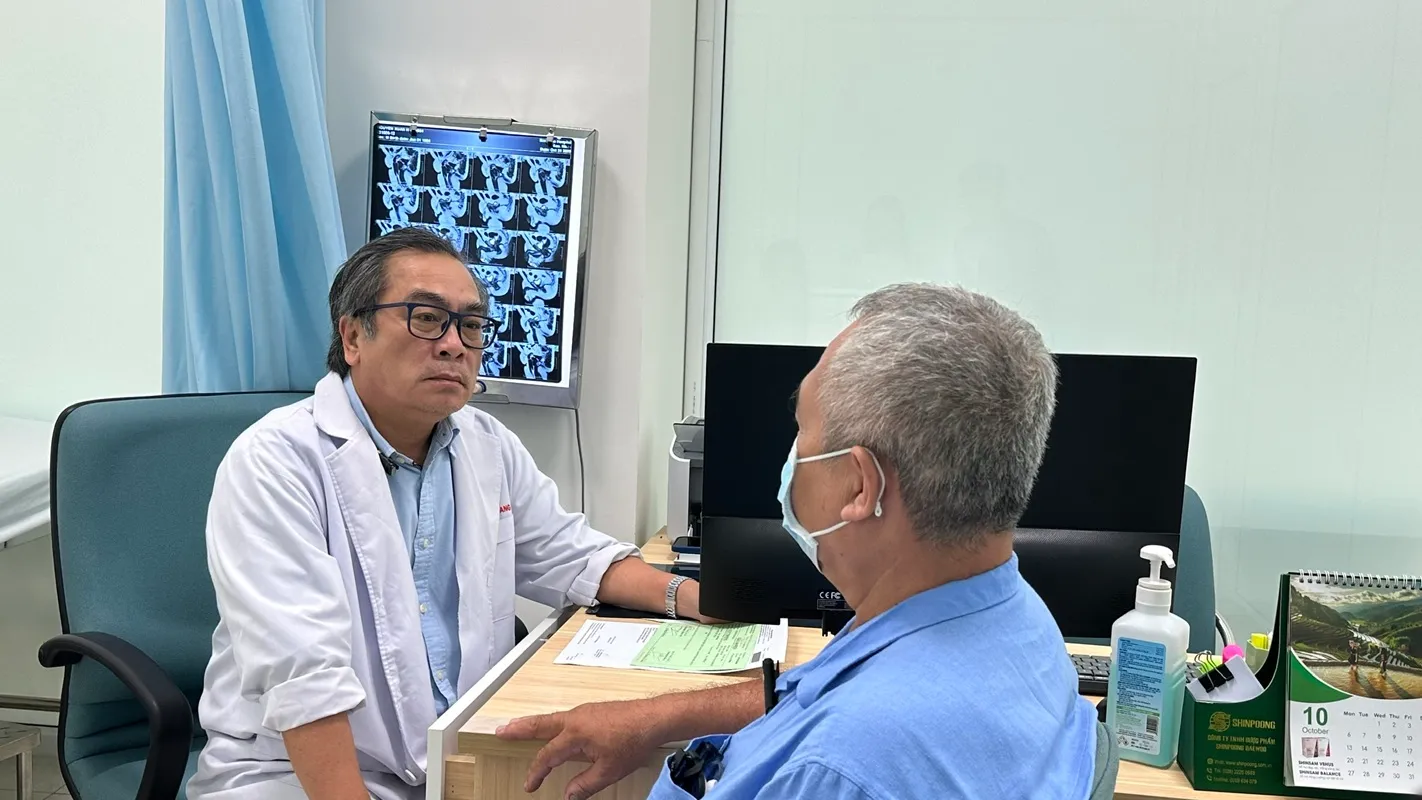 2_Bac dang dang tu van cho nguoi benh ve benh ly ung thu tuyen tien liet