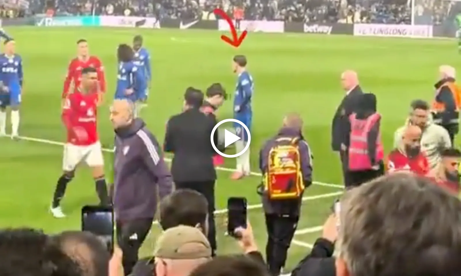 VIDEO: Garnacho lủi thủi bị tất cả đồng đội cũ MU phớt lờ