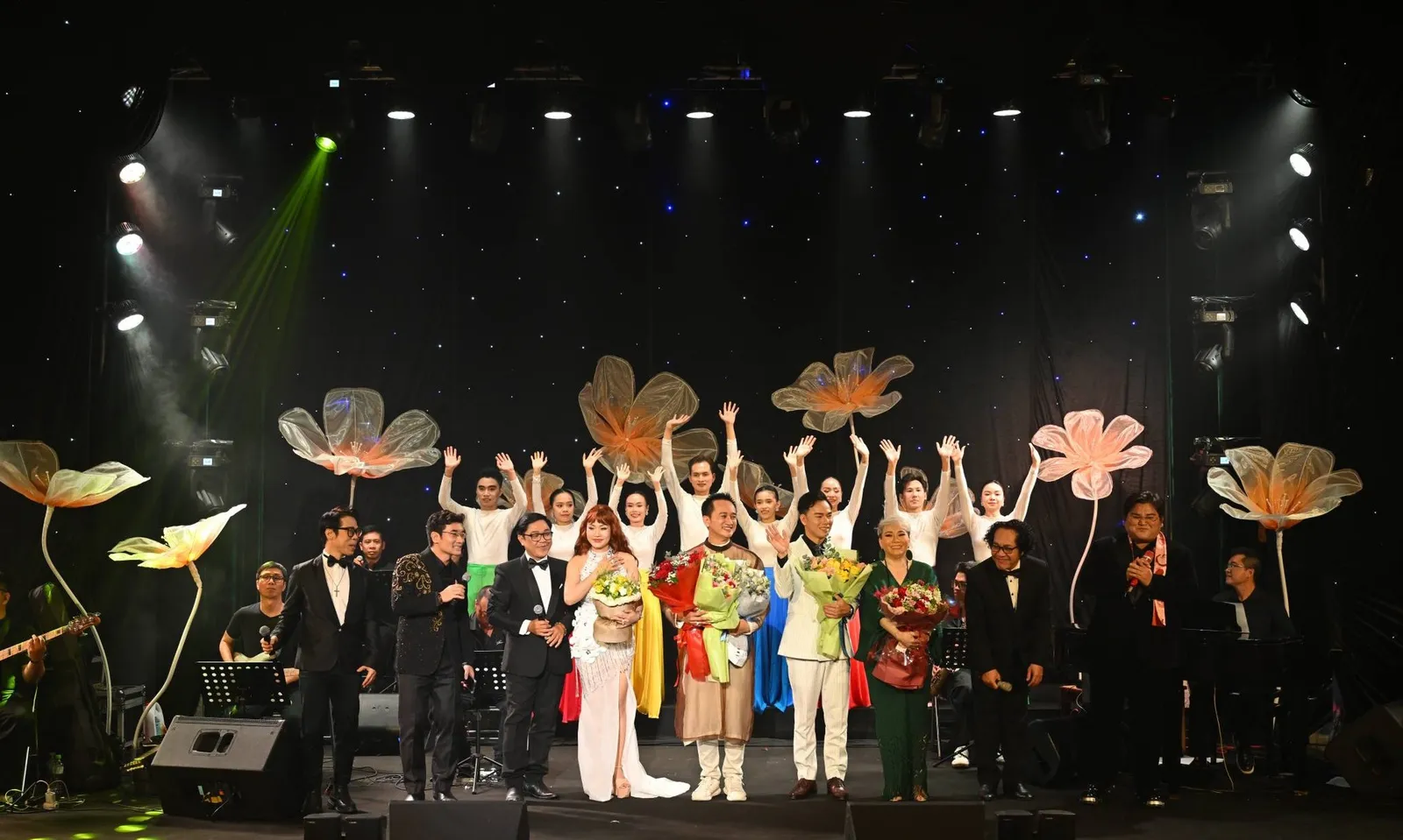 “Mùa đi qua phố” - đêm nhạc của ký ức, khi cảm xúc cũ được gọi tên bằng những giai điệu quen