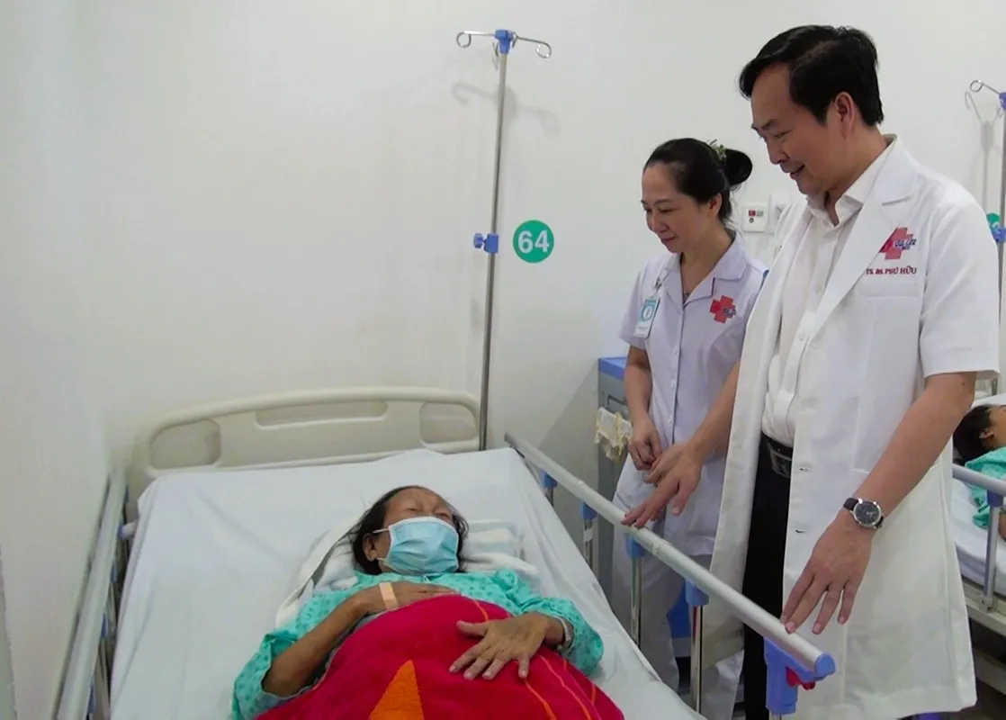 BÁC SĨ THĂM NGƯỜI BỆNH TRƯỚC XUẤT VIỆN