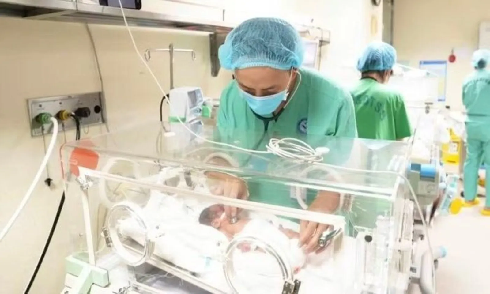 Bé sơ sinh 500 gram vượt cửa tử sau 120 ngày điều trị - Hình 1