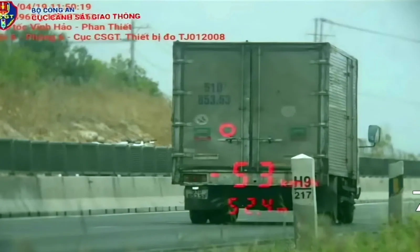 Chạy dưới tốc độ tối thiểu, không bằng lái, tài xế bị phạt gần 49 triệu đồng