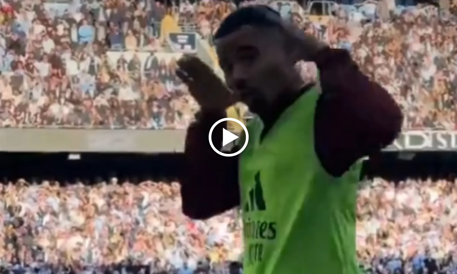 VIDEO: Sao Arsenal khoe cúp đáp trả CĐV Man City