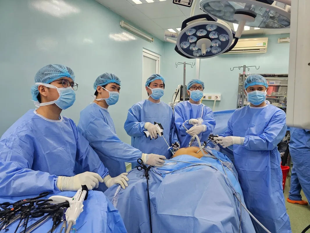 Phau thuat_TS.BS Nguyen Phu Huu cung e kip thuc hien