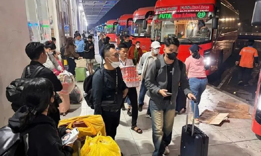 Đi lại dịp lễ 30/4: Vé máy bay dồi dào, tàu xe chặng dài khan hiếm