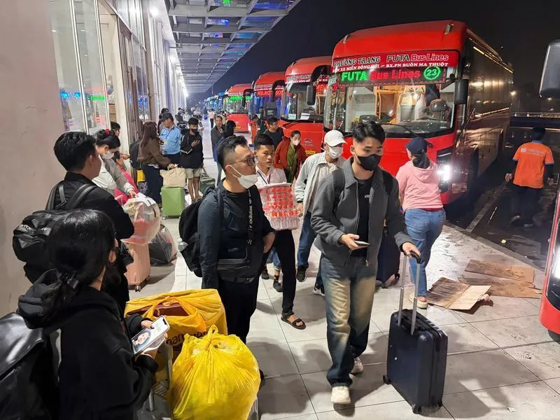 Đi lại dịp lễ 30/4: Vé máy bay dồi dào, tàu xe chặng dài khan hiếm 2