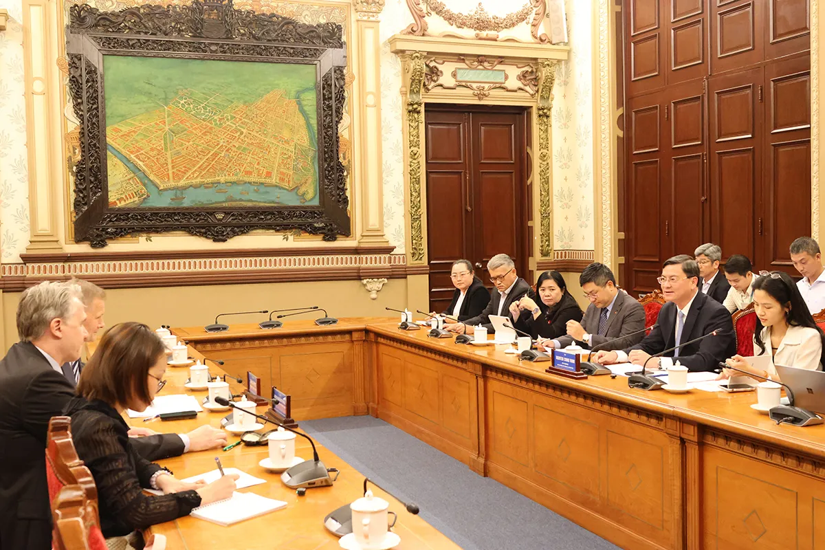 PCT UBND TP Nguyễn Công Vinh trao đổi với Đại sứ Đan Mạch và các thành viên trong đoàn