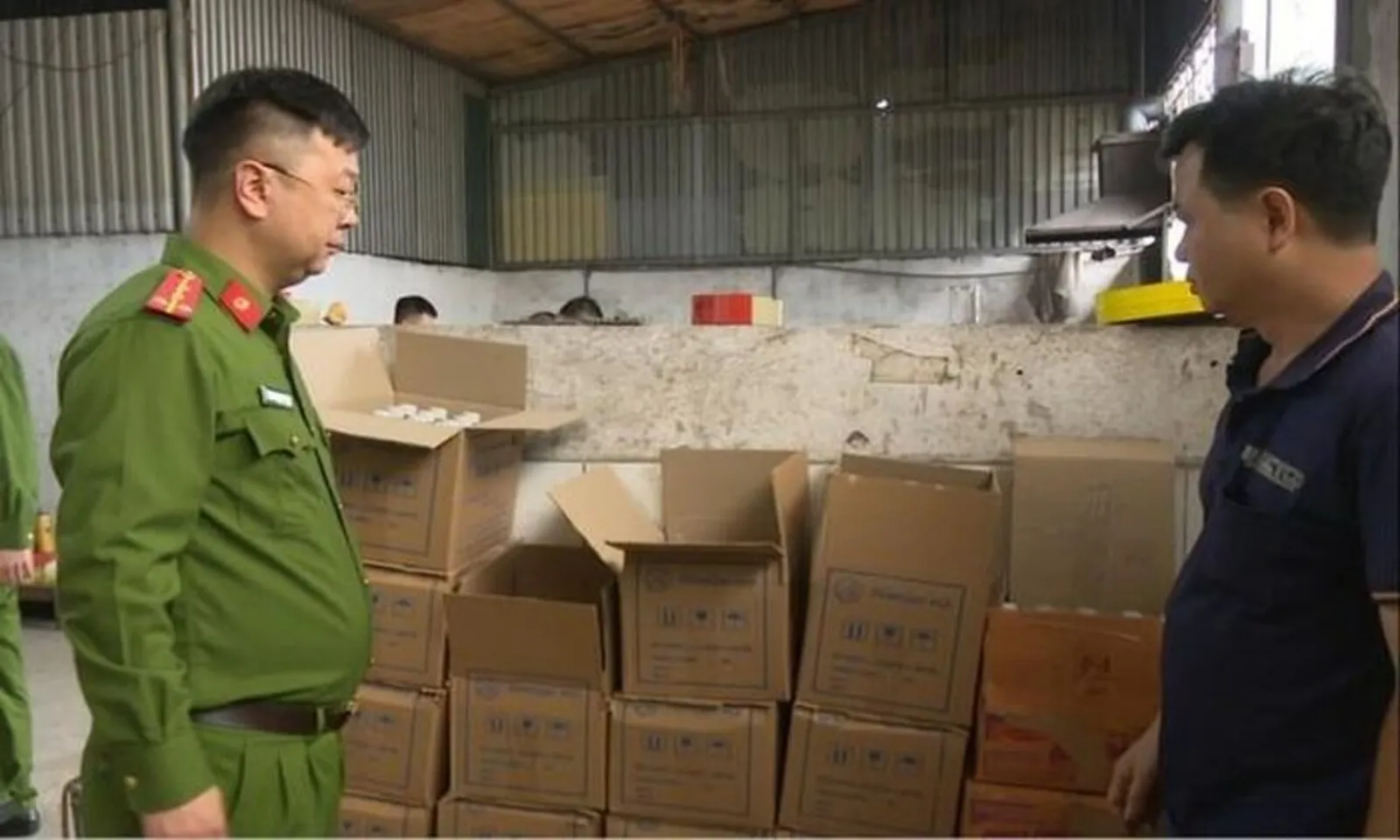 Pha axit làm giấm giả, hai người bị khởi tố ở Cẩm Phả - Hình 1