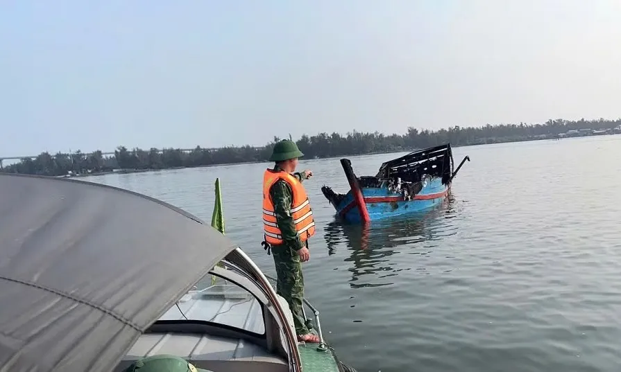 Huế: Tàu cá chứa 1.800 lít dầu bốc cháy