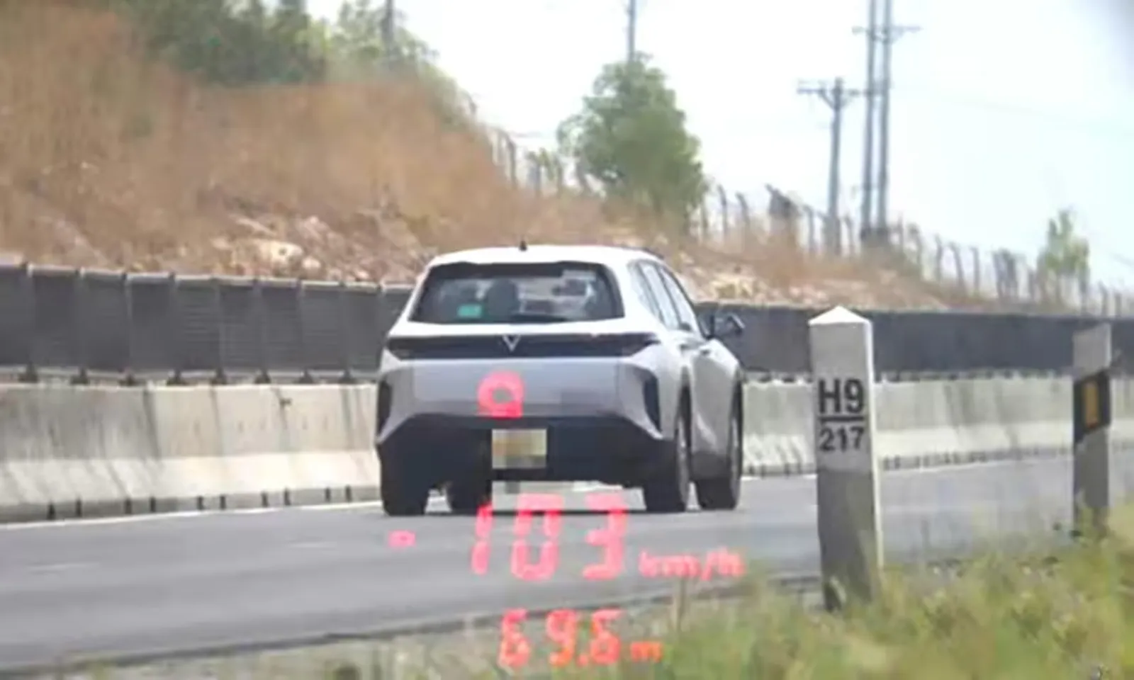 Vi phạm hàng loạt trên cao tốc, tài xế và chủ xe bị phạt gần 120 triệu đồng