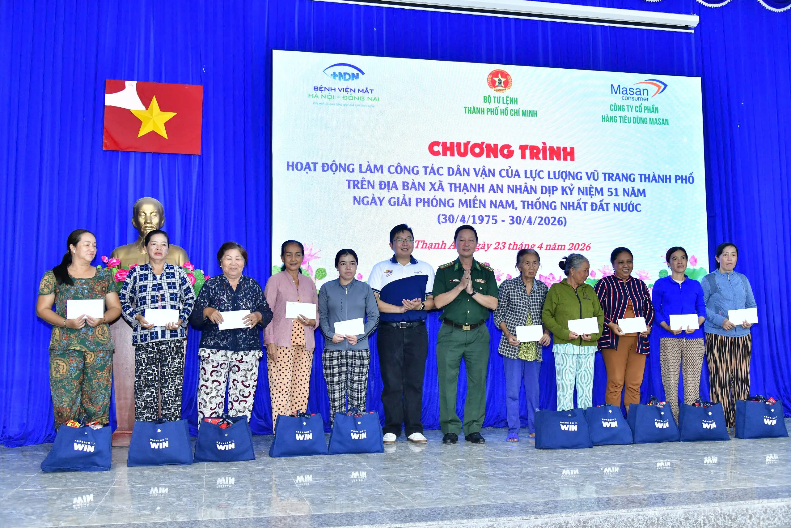 Đại tá Nguyễn Văn Tiến và đại diện Công ty Cổ phần Hàng tiêu dùng Masan trao tặng quà cho người dân