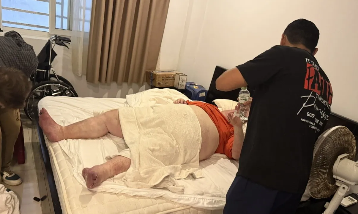 Đà Nẵng: Giải cứu du khách Mỹ nặng gần 300 kg bị mắc kẹt trong nhà vệ sinh