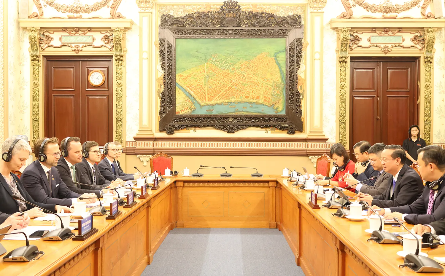 Phó Chủ tịch UBND TP.Hồ Chí Minh Bùi Minh Thạnh trao đổi với Đoàn Ủy ban Nghị viện các nước Hiệp hội Thương mại tự do châu Âu (EFTA)