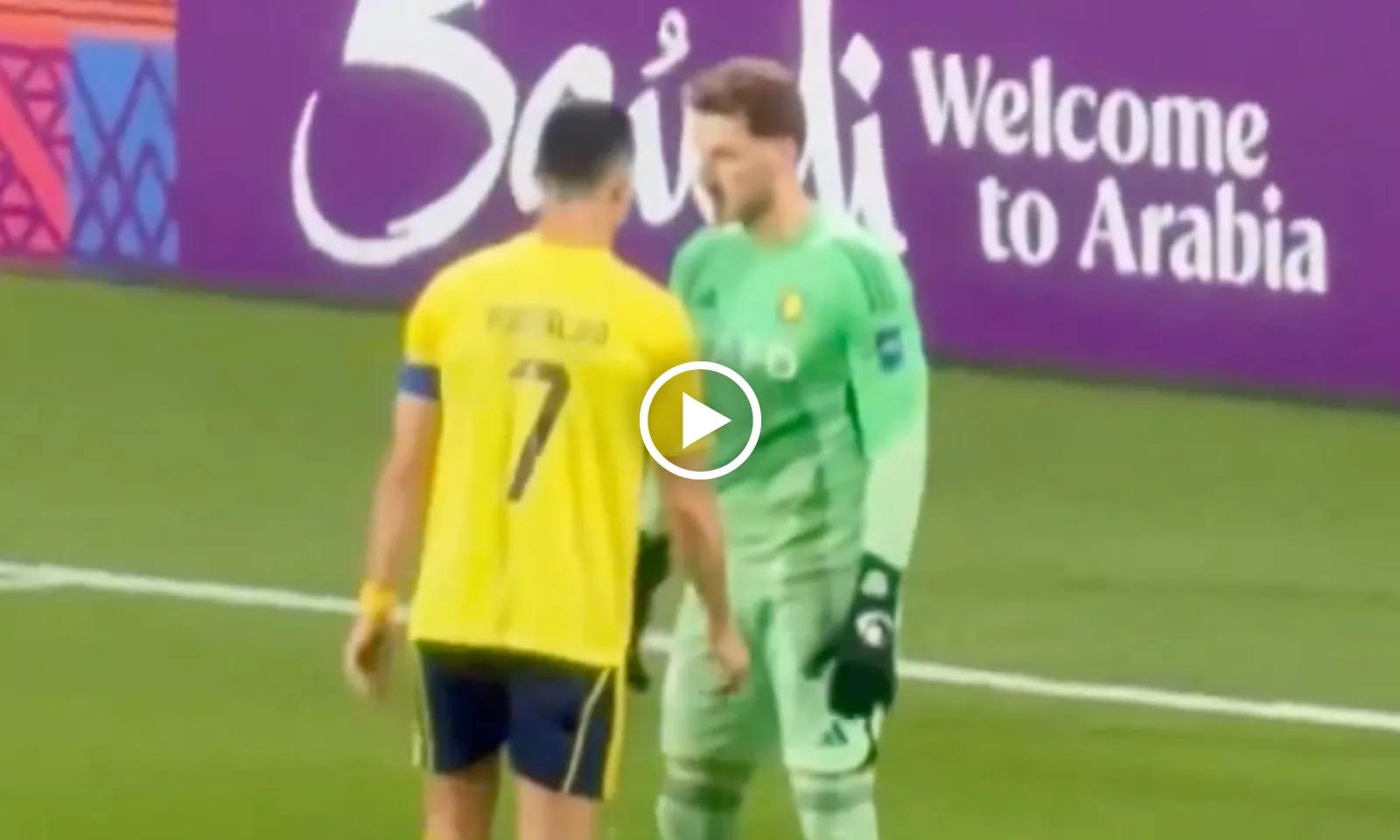 VIDEO: Ronaldo chỉ đạo thủ môn cản penalty, Al Nassr áp sát ngai vàng châu Á