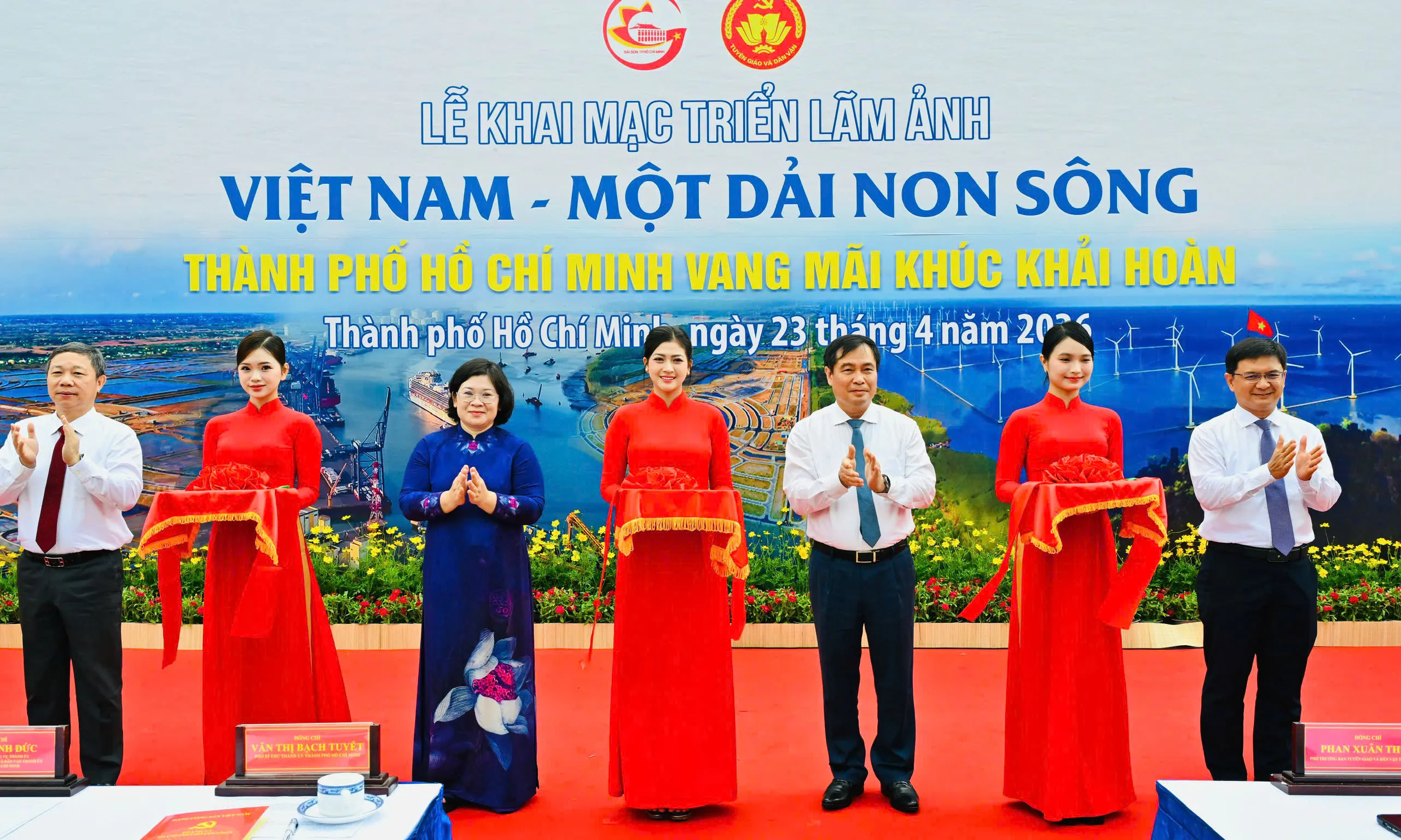 Khai mạc triển lãm ảnh “Việt Nam - Một dải non sông” và “TPHCM vang mãi khúc khải hoàn”