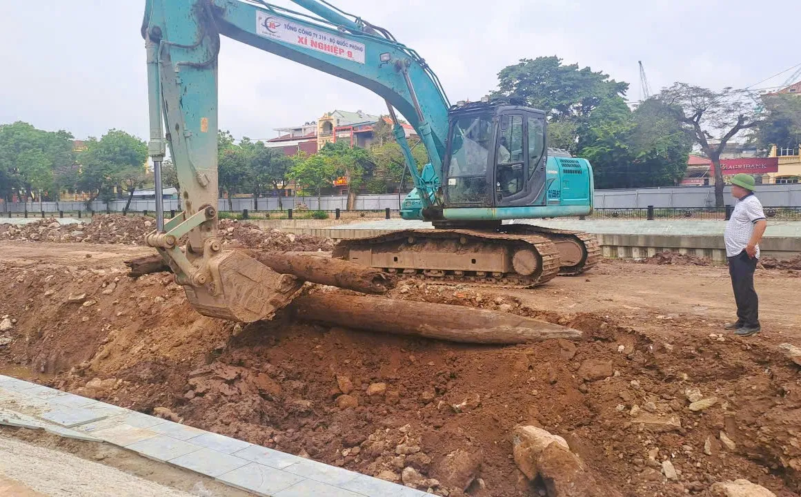 3 cọc gỗ được phát hiện trong quá trình cải tạo bờ sông Vân, phường Hoa Lư, tỉnh Ninh Bình