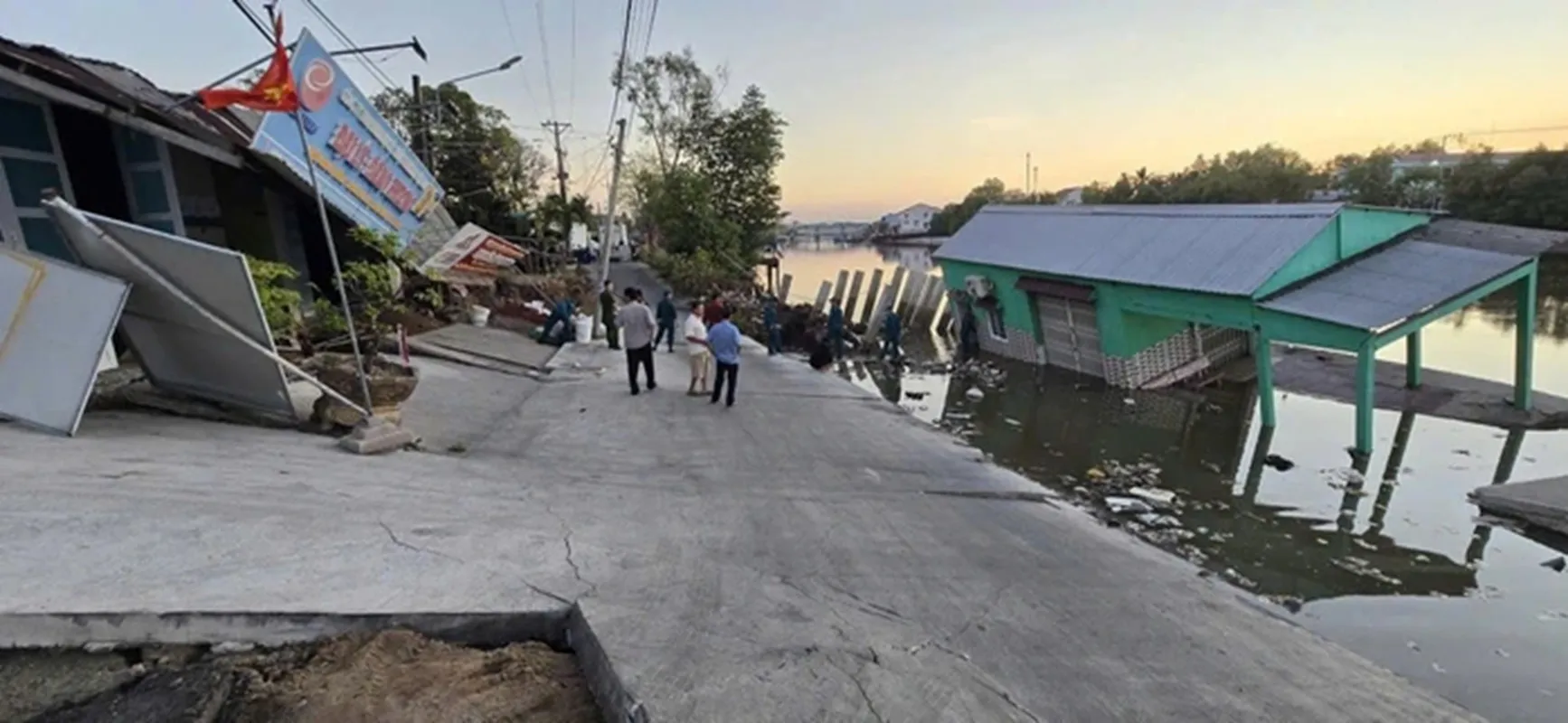 Hiện trường vụ sạt lở ở xã Đầm Dơi. Ảnh NLĐO