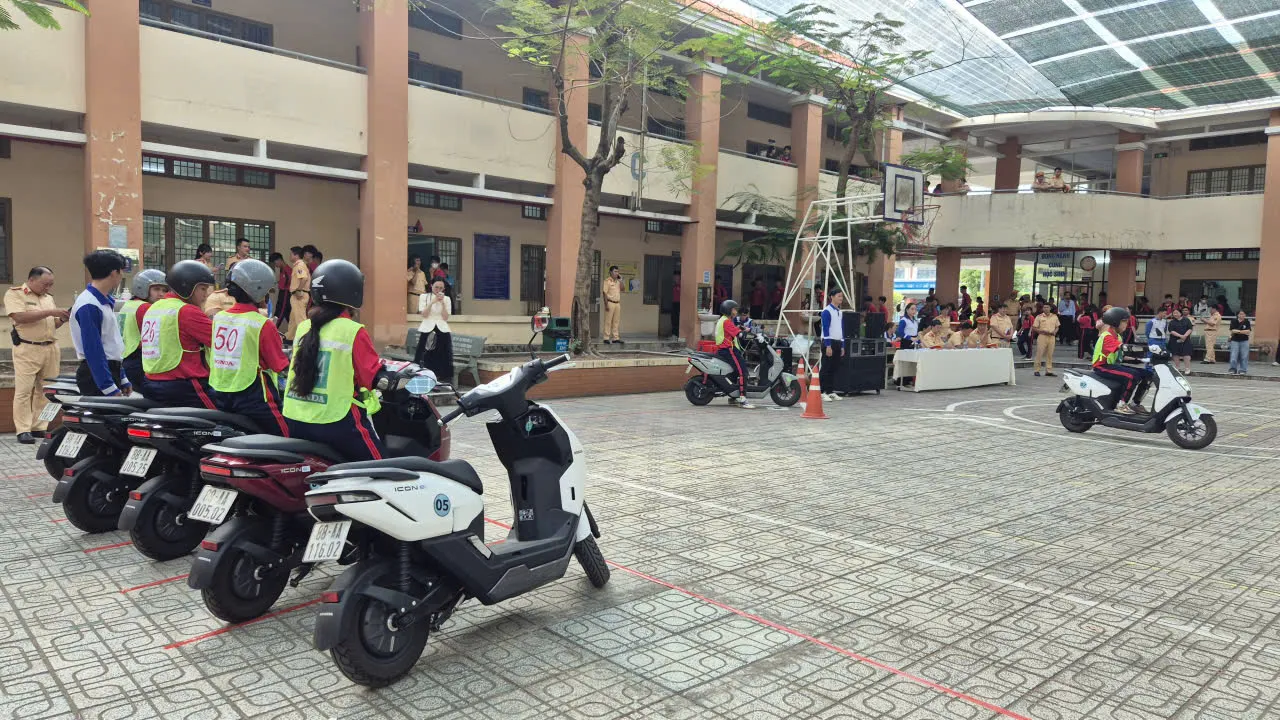 Học sinh được trang bị đồ bảo hộ để tham gia phần thi thực hành