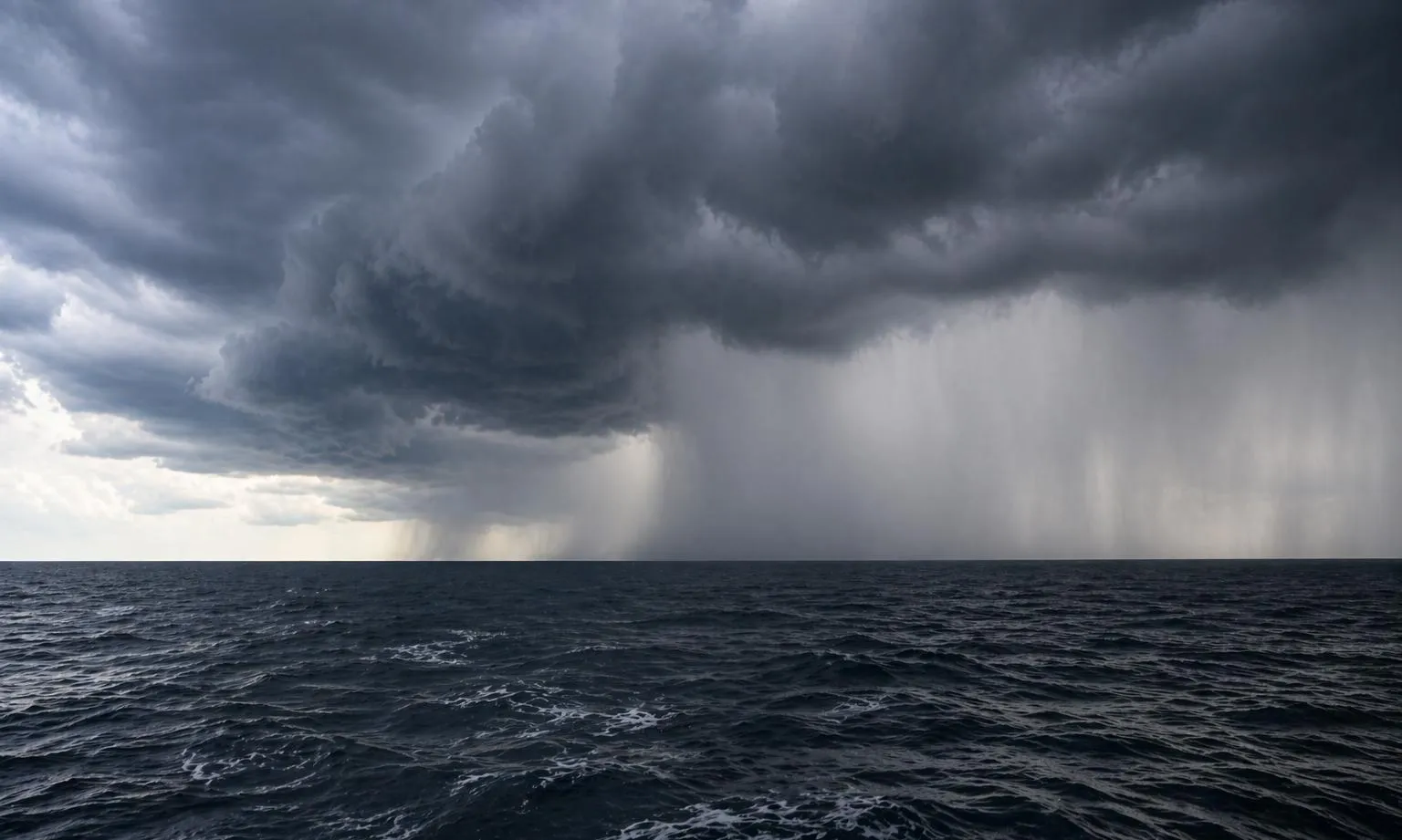 Nguy cơ dông lốc ở vịnh Hạ Long, Hà Nội tiếp tục mưa dông diện rộng