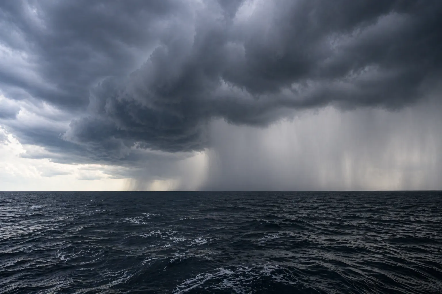 mây dông lốc mưa ngoài khơi biển