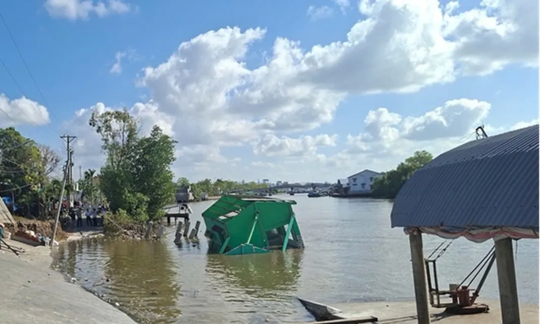 Sạt lở bất ngờ lúc rạng sáng ở Cà Mau, cuốn trôi đường và tài sản tiền tỉ