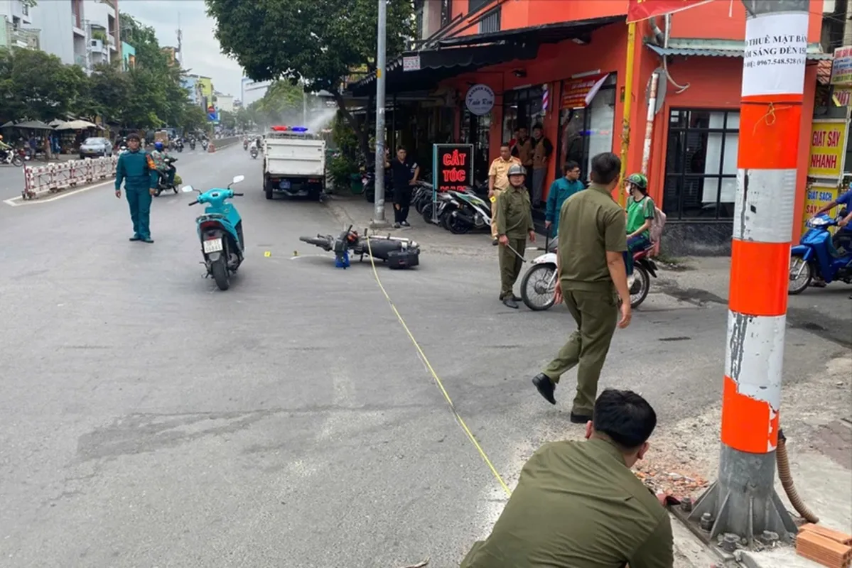 Tìm người rời khỏi hiện trường vụ tai nạn liên hoàn ở TP.HCM. Ảnh CA