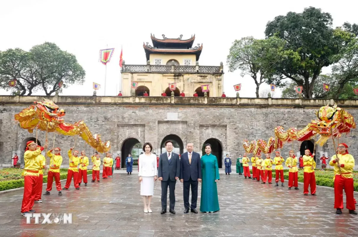 Tổng Bí thư, Chủ tịch nước Tô Lâm và Phu nhân Ngô Phương Ly cùng Tổng thống Hàn Quốc Lee Jae Myung và Phu nhân Kim Hye Kyung chụp ảnh chung trước Cổng thành Đoan Môn. Ảnh TTXVN