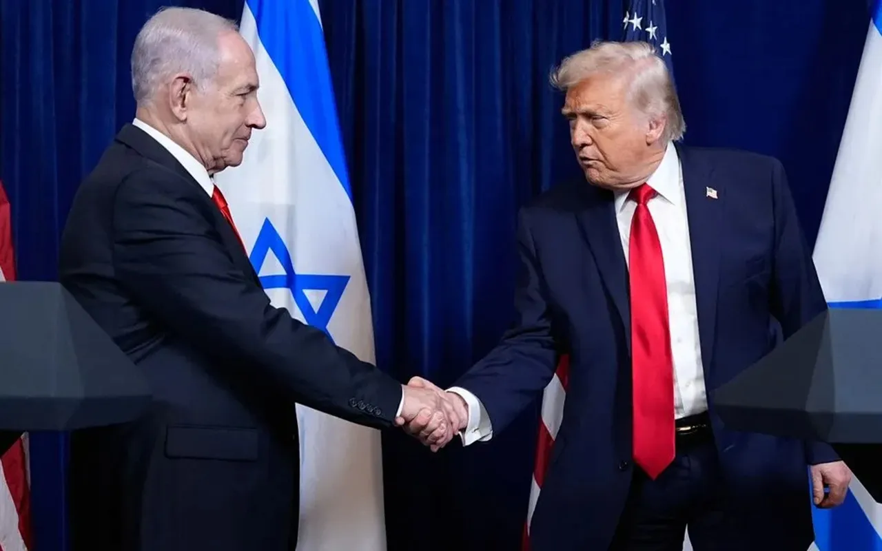 Tổng thống Donald Trump (phải) bắt tay với Thủ tướng Benjamin Netanyahu sau khi kết thúc cuộc họp báo tại Mar-a-Lago nam 2025