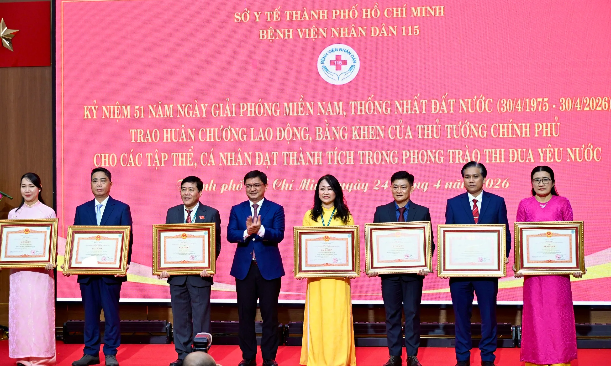 Bệnh viện Nhân dân 115 đón nhận Huân chương Lao động và Bằng khen của Thủ tướng Chính phủ