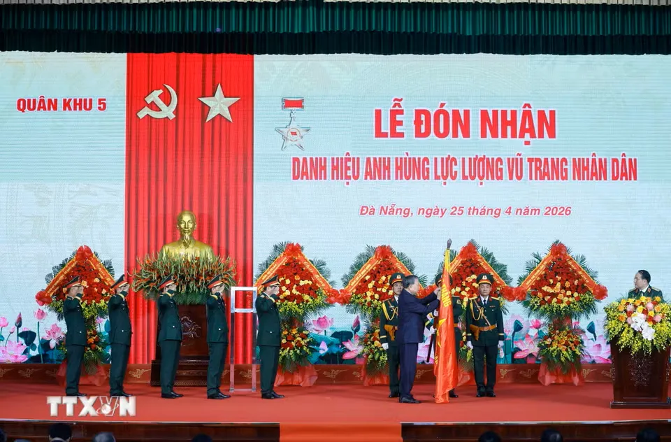 tong-bi-thu-chu-tich-nuoc-du-le-don-nhan-danh-hieu-anh-hung-llvt-nhan-dan-cua-quan-khu-5-3-1777095023454671464879